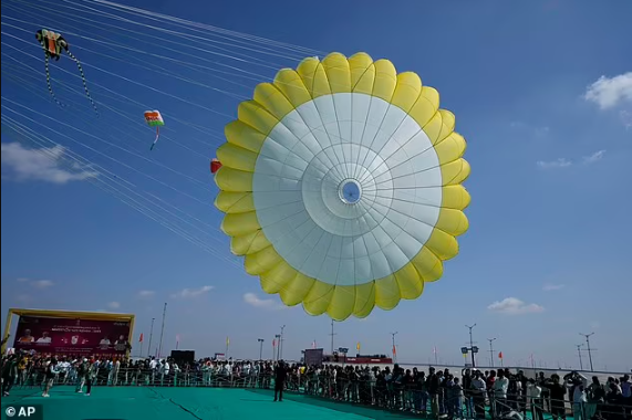 Gjashtë njerëz përfshirë 3 fëmijë humbën jetën gjatë festivalit të balonave në Indi