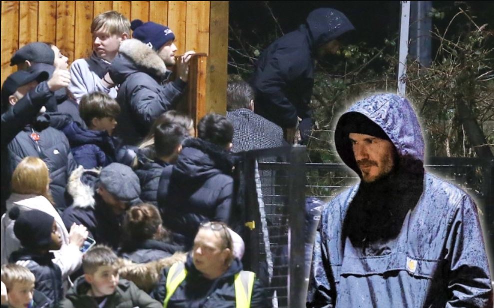FOTO/ “E pushtojnë” fansat, David Beckham “arratiset” duke kapërcyer gardhin dhe shkurret