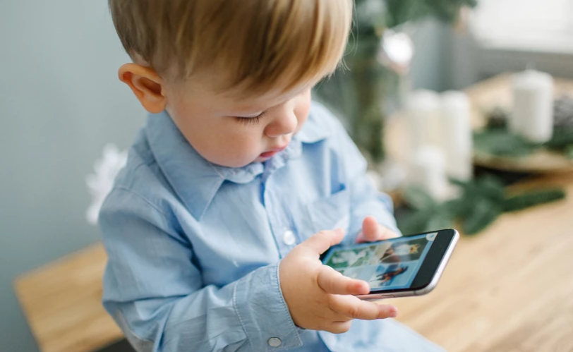 Katër arsye pse nuk duhet t’i jepni celularin fëmijës tuaj