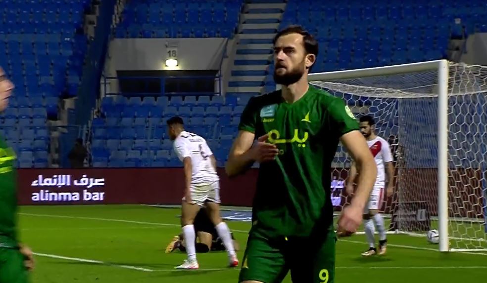 VIDEO/ Cikalleshi tund rrjetën, ndihmon ekipin të fitojë