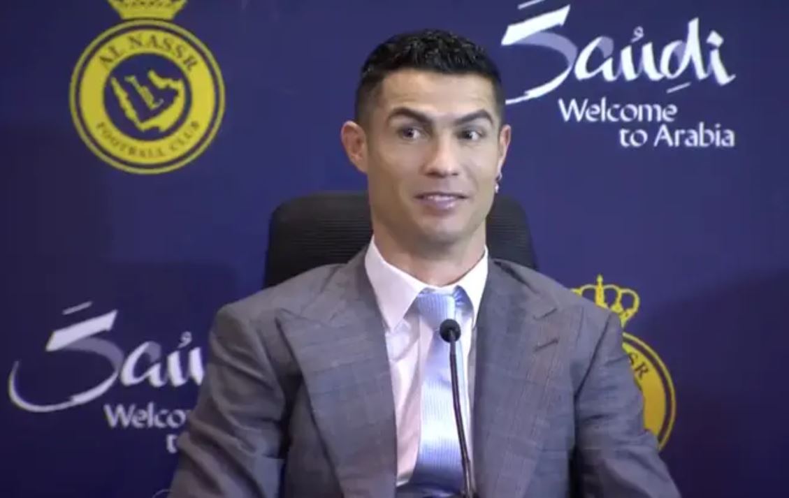 VIDEO/ Cristiano Ronaldo bën gafën e madhe gjatë konferencës, “ofendon” në mënyrë të turpshme Arabinë Saudite