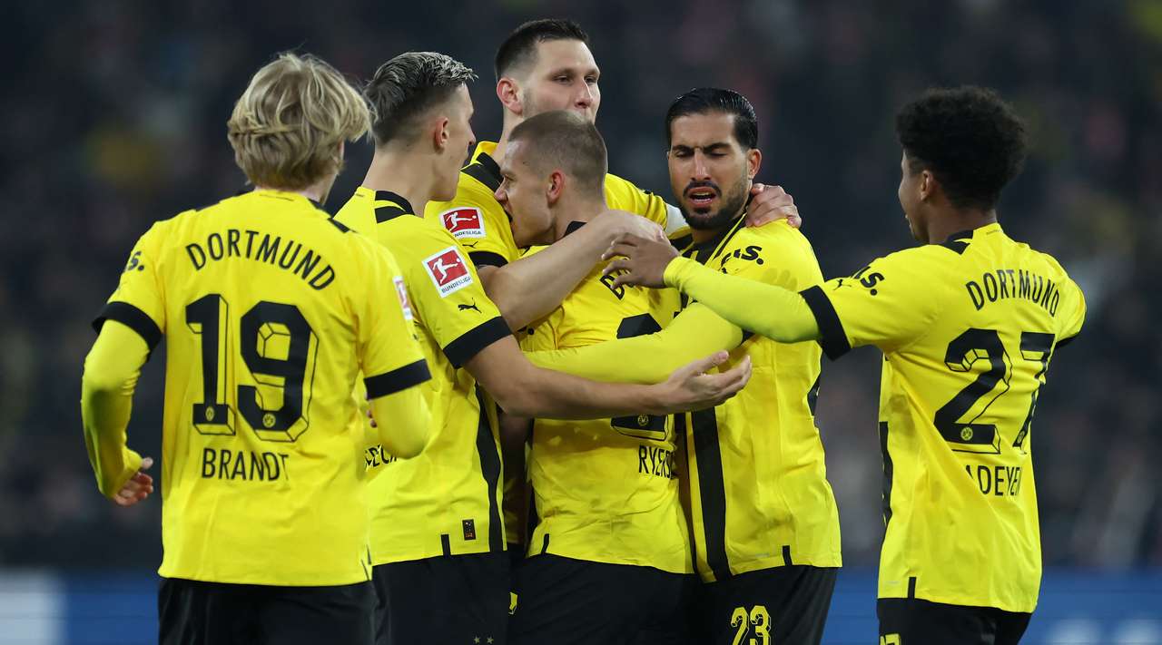 Borussia Dortmund triumfon në limit dhe ngjitet në zonën Champions