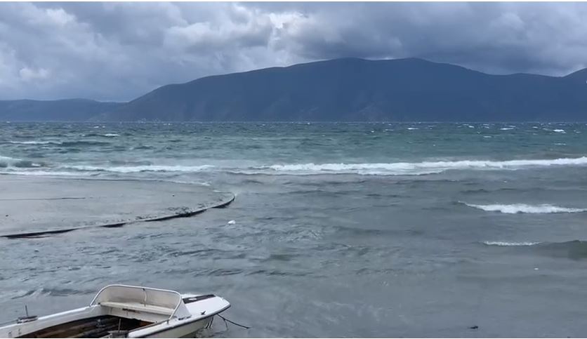 Deti vazhdon të jetë i “nxirë” në Vlorë, ja kur pritet përmirësimi i motit dhe heqja e masave për mjetet  e vogla lundruese