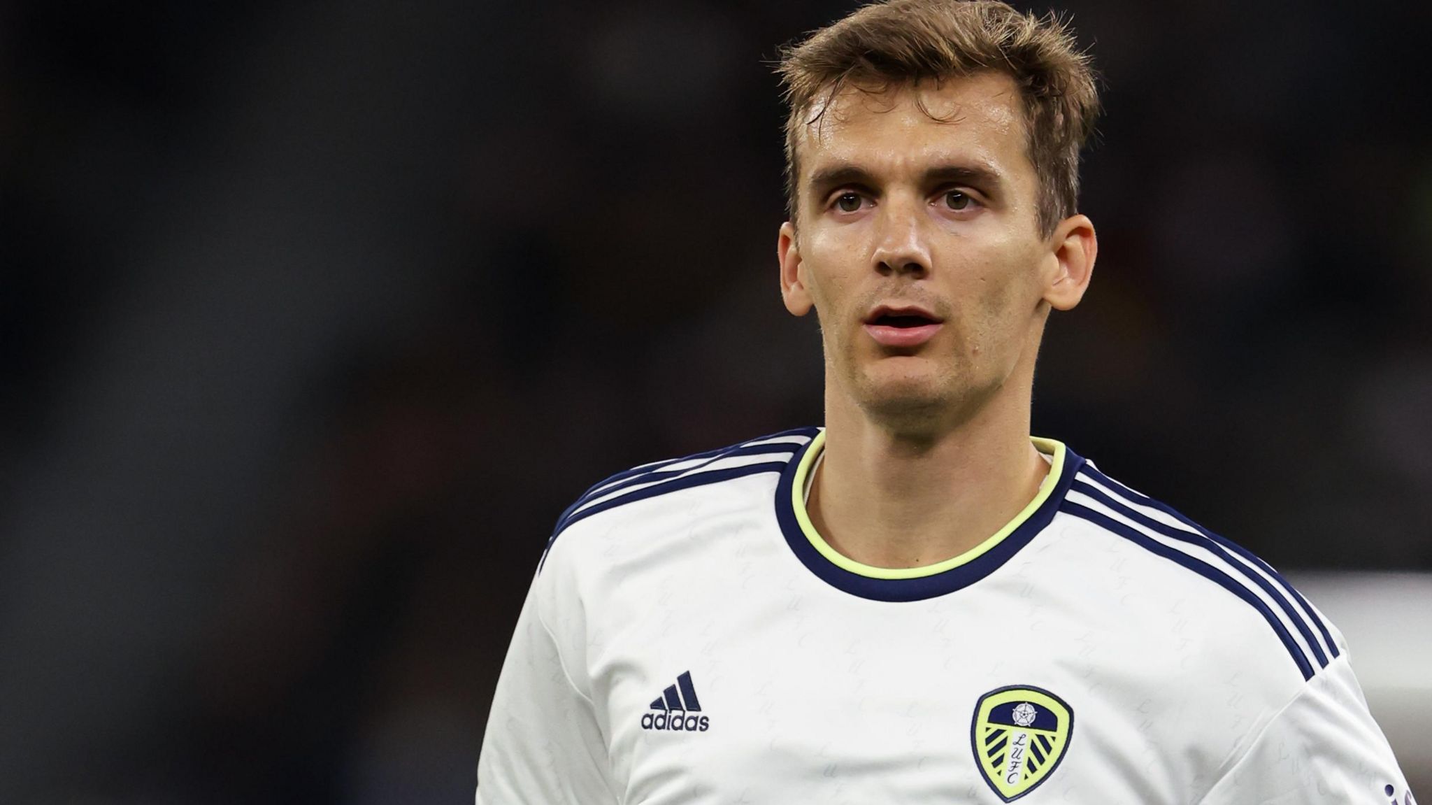 Roma kryen përforcim në mbrojtje, Diego Llorente vjen nga Leeds