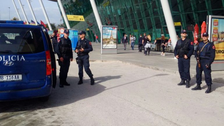 Tentuan të kalonin kufirin me dokumente të falsifikuara, arrestohen në Rinas tre shtetas turq