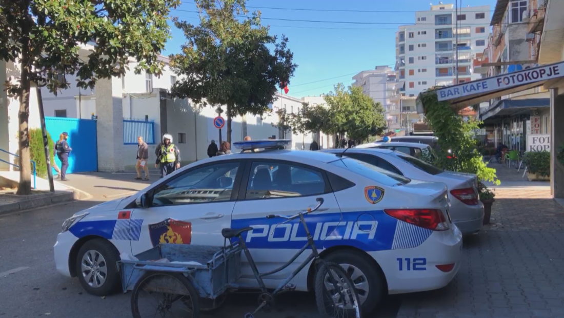 Aksident në aksin Cërrik – Elbasan/ Përfshihen tre makina, përfundojnë në spital dy prej shoferëve