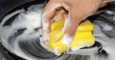 Truku i mrekullueshëm për t’i pastruar me lehtësi enët e djegura