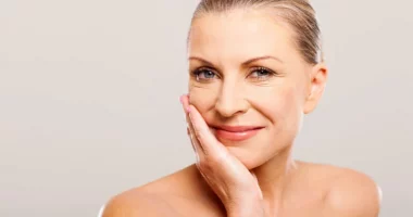 Rrudhat zhduken, lëkura shkëlqen, nëse e bëni këtë para se të flini, fytyra juaj do të shkëlqejë