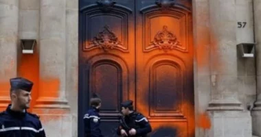 VIDEO/ Aktivistët lyejnë me bojë derën e pallatit të kryeministrit francez