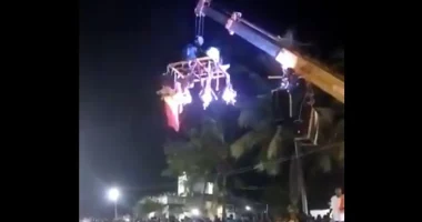 VIDEO/ Rrëzohet vinçi në Indi, humbin jetën katër persona