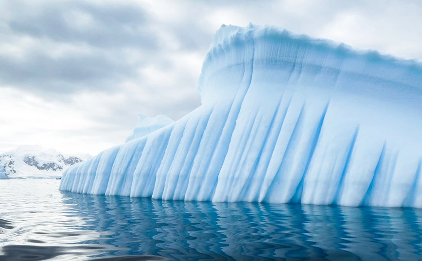 Ajsbergu gjigand 15 herë më i madh se Parisi shkëputet nga Antarktida