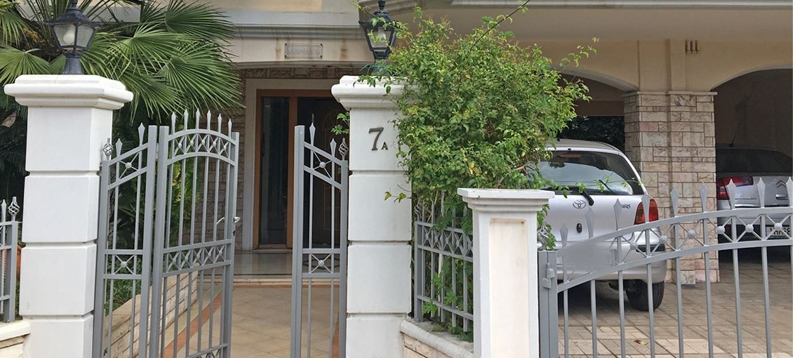 Gjendet i varur 50 vjeçari në Greqi, gruaja që dyshohet se kreu krimin: Nuk e vrava, thjesht i hoqa karrigen
