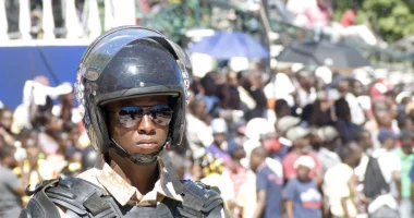 Bandat kriminale në Hait, sulmojnë autobuzin dhe marrin peng disa persona