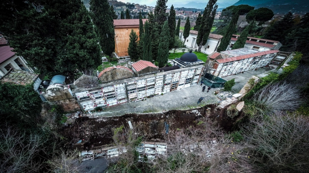 FOTO/ Moti i keq shemb varrezat në Itali, qindra arkivolë në sipërfaqe