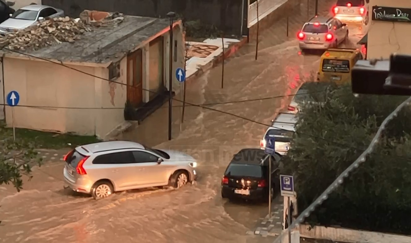 Situata e reshjeve në Lezhë, ulet intensiteti i shiut, aksi Lezhë-Milot i kalueshëm nga makinat