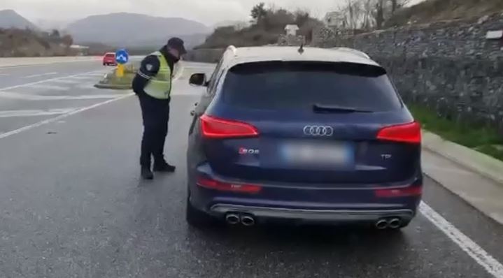Pa leje drejtimi dhe me shpejtësi “skëterrë” në aksin Tiranë-Elbasan, arrestohet 18-vjeçari