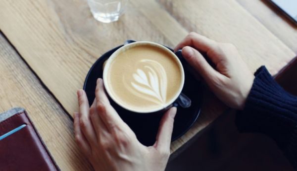 Tre arsye përse nuk duhet të pini kafen me qumësht