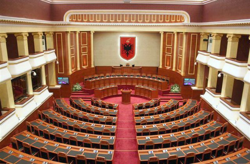Deputeti demokrat njoftoi lënien e mandatit, kush pritet të zërë vendin e Veizajt në Kuvend, propozim në lista nga PDIU