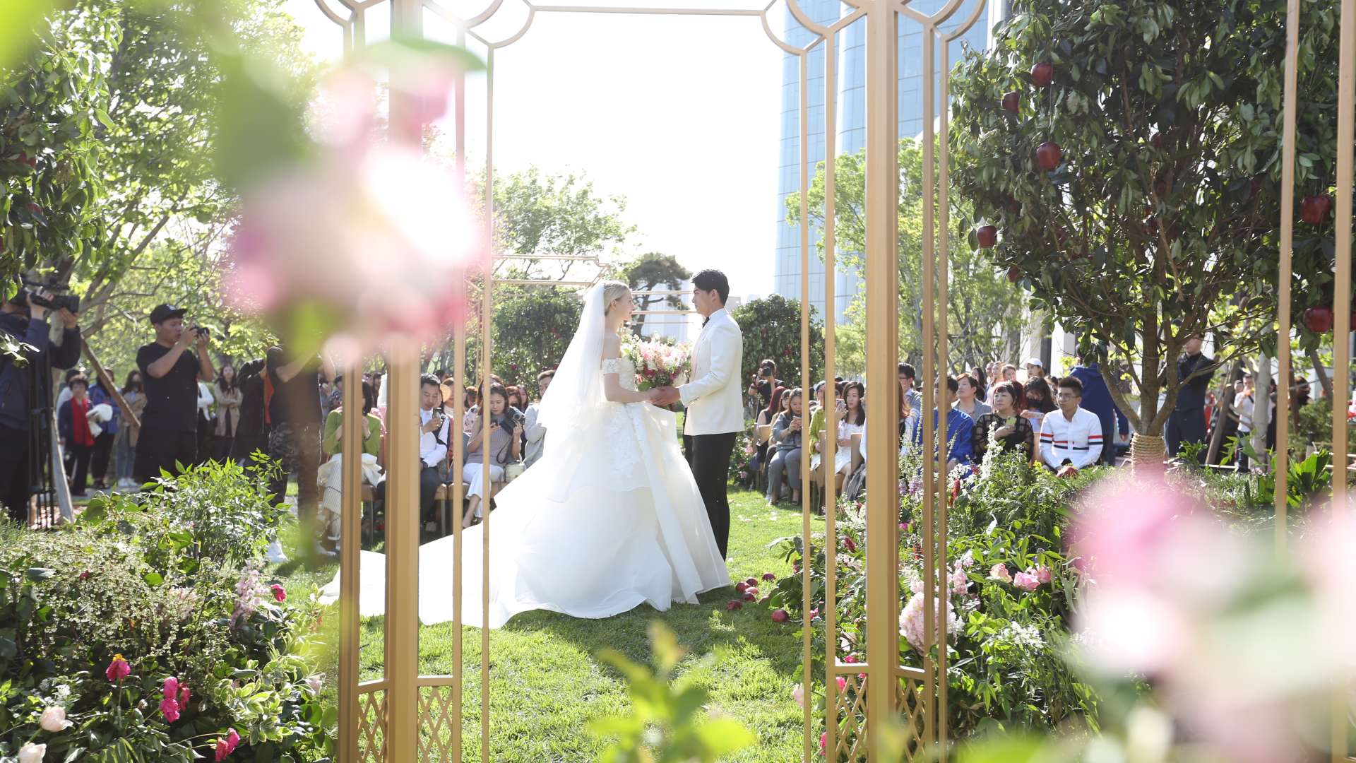 Në Tiranë martohen më pak, zbuloni qytetin që mban rekord për lidhje kurore