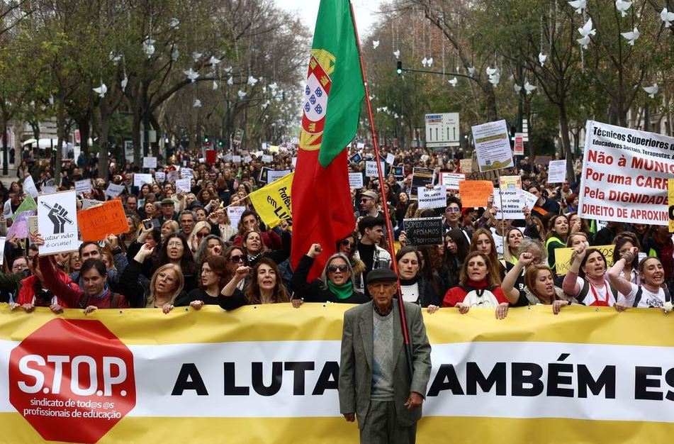 Portugali, mijëra mësues dalin në protestë duke kërkuar paga më të larta