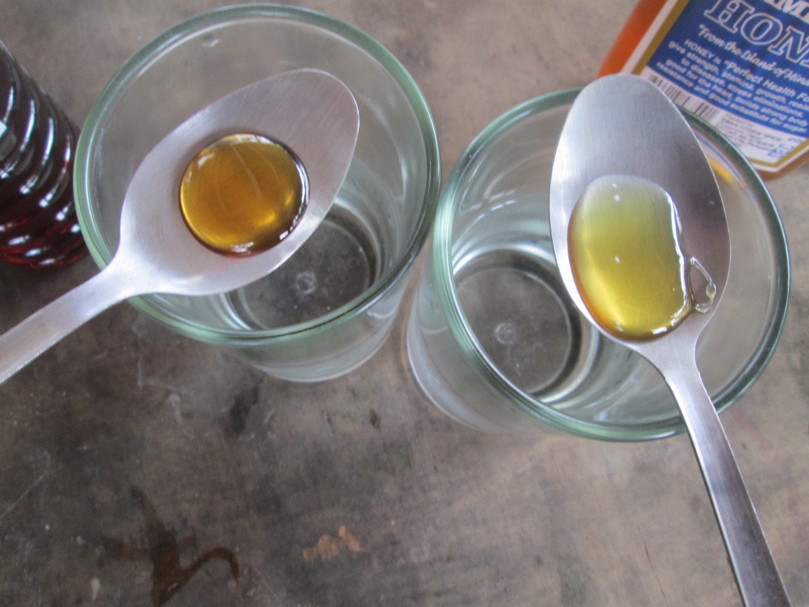 Nuk është më sekret, si të dalloni mjaltin origjinal nga ai me sheqer