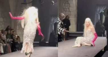 Modelja rrëzohet në pasarelë nga takat e larta, video bën xhiron e rrjetit