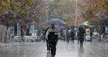 Parashikimi i motit/ Reshje shiu dhe dëborë në zonat malore, temperaturat zbresin me disa gradë