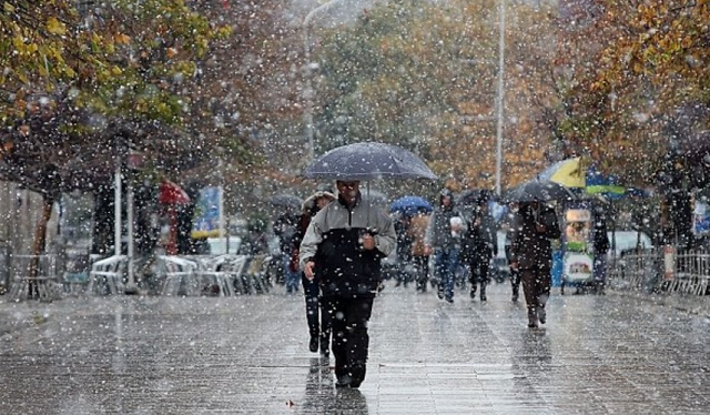 Vranësira dhe reshje shiu, si parashikohet moti për ditën e sotme