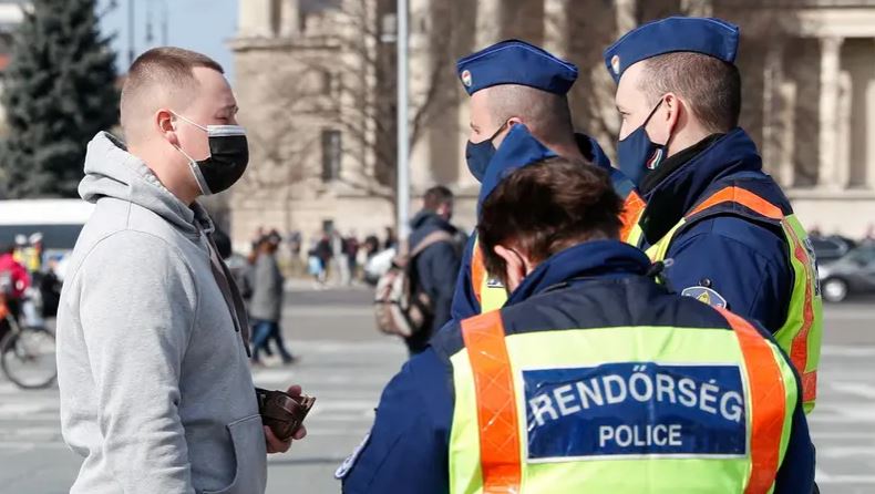 Panik në mes të Budapestit, një person sulmon me thikë 3 policë, ndërron jetë njëri prej tyre