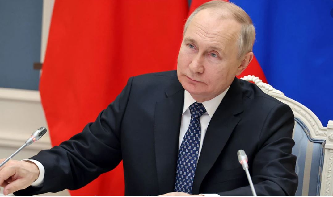 VIDEO/ “Pse po sillesh si memec?” Putin tërbohet dhe poshtëron publikisht ministrin e tij, kjo është arsyeja