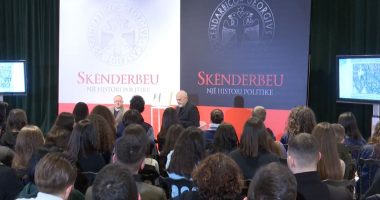 “Na bashkoi Skënderbeu”, Edi Rama ulet në “dialog” me Aurel Plasarin