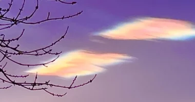 FOTO/ Reja e “Nënës Perlë” shfaqet në qiellin e Mbretërisë së Bashkuar