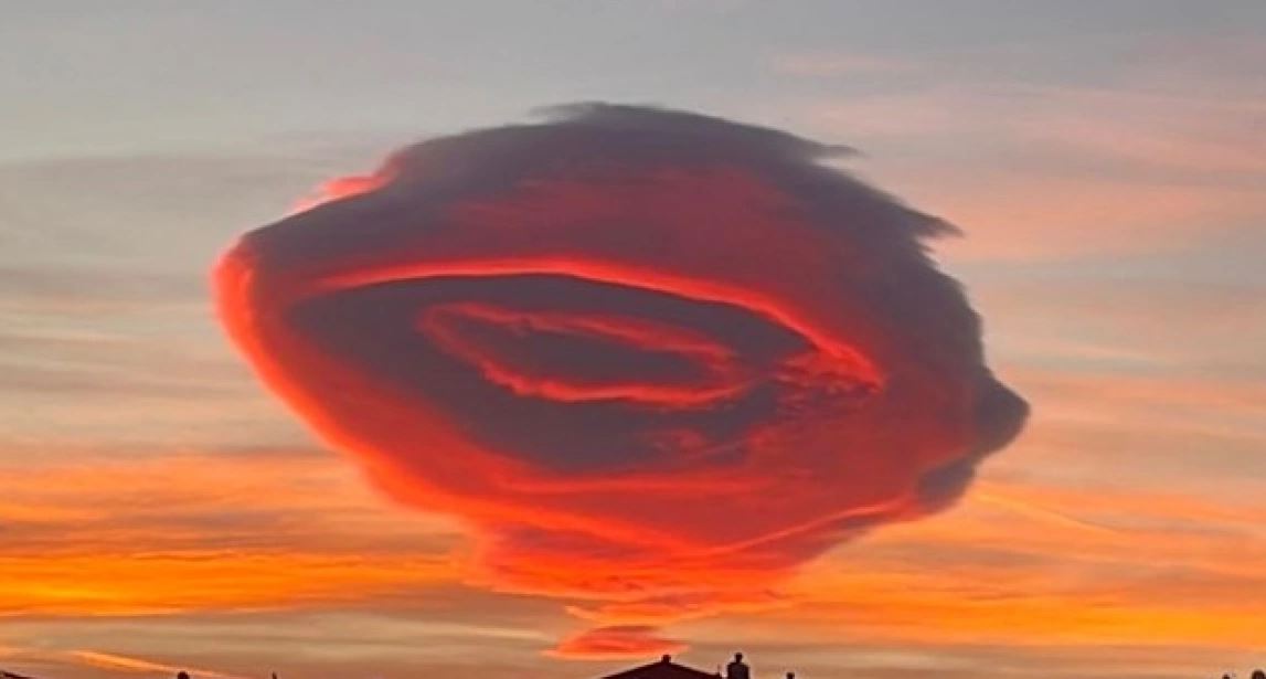 Krijohet fenomeni unik në qiell, reja që dukej si UFO lë “gojëhapur” turqit