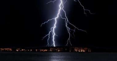 Shkencëtarët drejtojnë për herë të parë rrufenë me një lazer