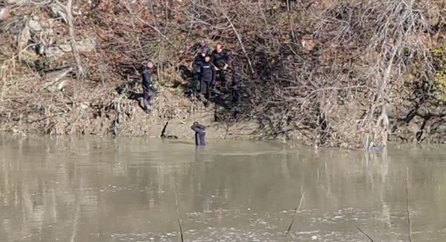 Ende asnjë gjurmë për 26 vjeçarin që ra në lumin Seman, gjenden poshtë urës pjesë të makinës