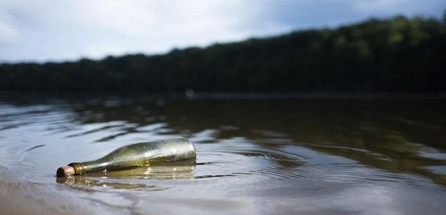Burri gjen një shishe në lumë, brenda saj ndodhej një mesazh 40-vjeçar