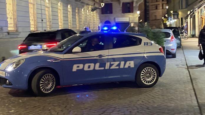 “Tërbohet” shqiptari në Itali/ Kërcënon pronarin e lokalit dhe ofendon klientët, më pas shkëlmon policët