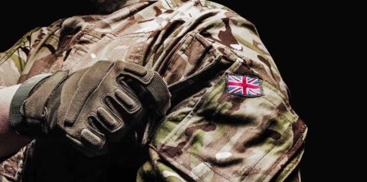 Ndiqet penalisht anëtari i ushtrisë britanike për aktivitete të lidhura me terrorizmin