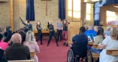 Amaneti i pazakontë i 65-vjeçares, fton një grup balerinësh në funeralin e saj