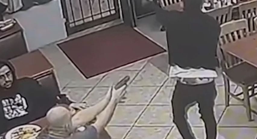 VIDEO/ Klienti nxjerr armën dhe qëllon grabitësin në restorant, më pas i kthen paratë e vjedhura te të zotët