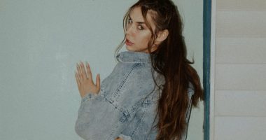 Xhinset gri janë trendi i modës për vitin 2023