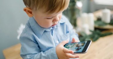 Katër arsye pse nuk duhet t’i jepni fëmijës tuaj një celular
