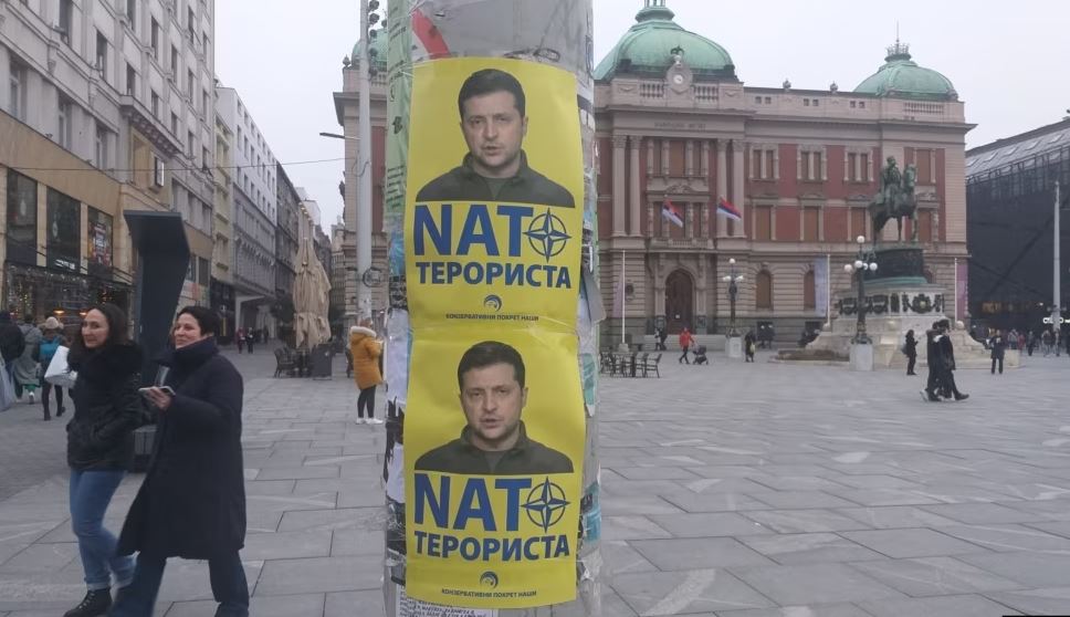 Zelensky “është terrorist i NATO-s”, në Beograd shfaqen postera