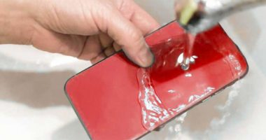 Ju bie telefoni telefoni në ujë? Ja si ta shpëtoni