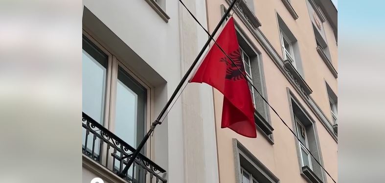 VIDEO/Nga Tirana në Londër, flamuri shqiptar ulet në gjysmë shtizë në shenjë solidariteti pas tërmetit në Turqi dhe Siri