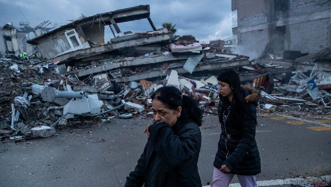 Historia prekëse e studentes, udhëtoi 8 orë për të mësuar fatin e familjarëve, 20 të afërm i kishte humbur nga tërmeti