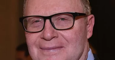 Gjendet i vdekur miliarderi amerikan, dyshohet se u vetëvra