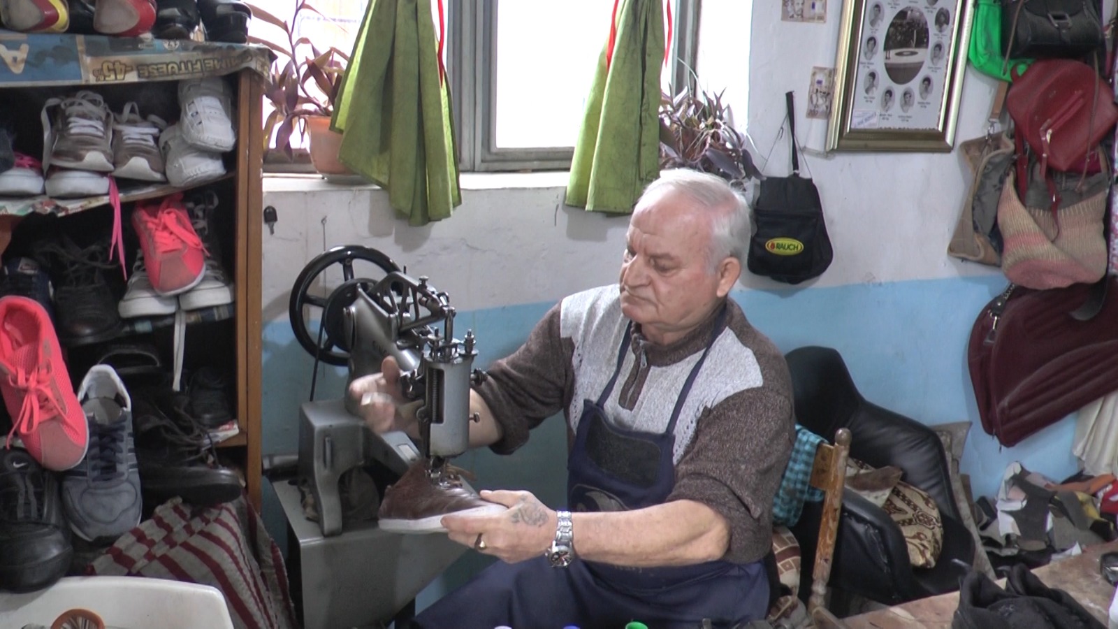VIDEO/ Gjysmë shekull këpucar në Vlorë, ruan me pasion zanatin e vjetër