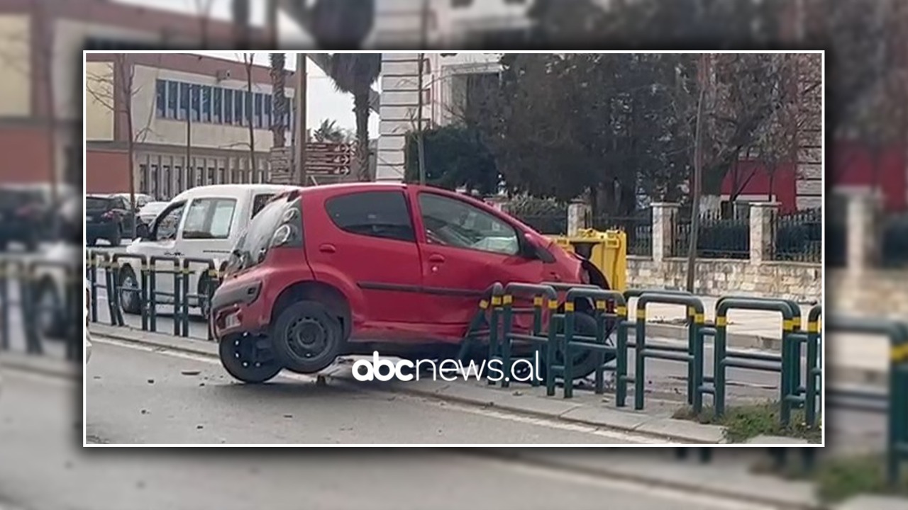 VIDEO/ Aksident në Durrës, makina përplaset me barrierën anësore