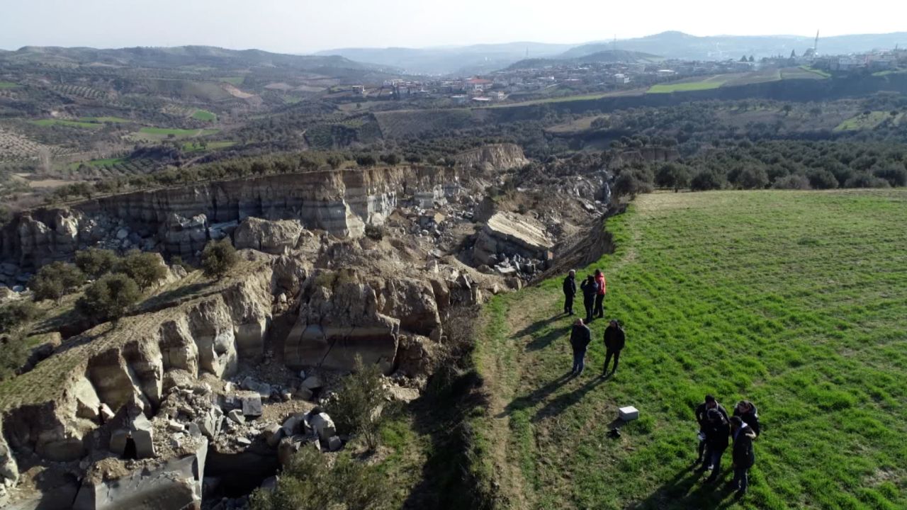 Tërmeti ndan në mes ullishten, krijohet një humnerë e thellë